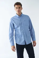 Camisa blanca de manga larga, corte regular, cuello mao, con bolsillo en el pecho y logo bordado.
