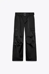 Pantalón cargo color ciruela de tiro medio con bolsillos delanteros, laterales y traseros. Incluye cinturón de la misma tela con hebilla metálica.