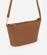Cartera transversal color marrón con textura tressê, correa de hombro ajustable y cierre de cremallera.