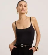 Body negro sin mangas, confeccionado en microfibra, con breteles finos, escote en U y cierre en la entrepierna.