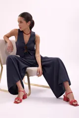 Conjunto de chaleco y pantalón azul marino de lino. El chaleco es corto con escote en V y lazo en el frente. El pantalón es palazzo de tiro alto.