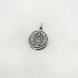 Dije redondo de plata 925 con la imagen de la Virgen de Guadalupe en relieve.