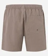 Bermuda de baño masculina confeccionada en tejido ana ruga texturizado, con lazo en la cintura, bolsillos laterales y un bolsillo trasero.