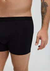 Pack de dos bóxers largos, uno blanco y otro negro, confeccionados en algodón y elastano, con cintura elástica personalizada.