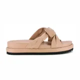 Sandalias bajas color beige con dos tiras anchas acolchadas cruzadas en la parte delantera y suela plana.
