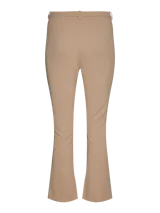 Pantalón acampanado color beige, con cierre de cremallera y corchetes, trabillas para cinturón y cintura media.