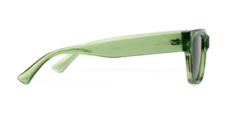 Gafas de sol de montura cuadrada gruesa, color verde translúcido, con lentes oscuros polarizados.