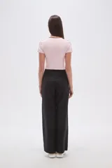 Remera cropped de manga corta, color negro, con cuello redondo ribeteado en blanco y estampado frontal de estrellas y el número "94" en blanco.