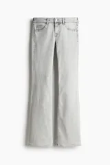 Jean acampanado de tiro bajo, color gris claro, confeccionado en denim levemente elástico.