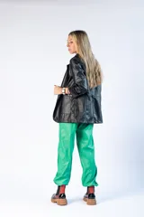 Pantalón engomado color verde, con corte relajado y cintura alta.