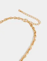 Collar corto dorado con cadena de eslabones y multidijes de metal y esmaltados con forma de corazón, rosa, moño y piedras de colores.