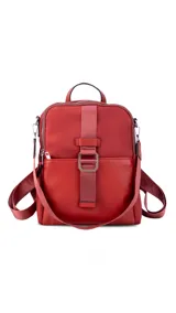 Mochila color beige combinada en tela impermeable y cuero sintético, con correa corta para usar como cartera. Incluye un bolsillo grande con cierre al frente y bolsillos laterales.