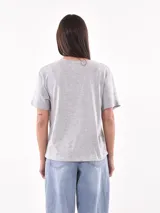 Remera color ladrillo con estampado de olas y texto "Waves of Life" en blanco.