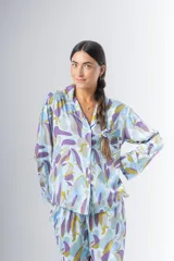 Pijama de algodón estampado, compuesto por una camisa de manga larga con botones y un pantalón recto con elástico en la cintura.