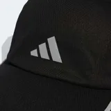 Gorra de running Adidas de 4 paneles, color negro, confeccionada en malla ligera con tecnología Climacool para absorción del sudor. Presenta un logotipo reflectante en el frente y detalles reflectantes en la visera curva.