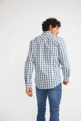 Camisa de hombre a cuadros color beige y azul marino, de corte slim fit, con mangas largas, cartera abotonada y logo bordado en el pecho. Confeccionada en algodón.
