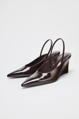 Zapato destalonado color marrón oscuro con tacón de cuña y tira trasera elástica.