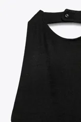 Mono largo negro de tejido elástico, con cuello halter, espalda descubierta y bajo acampanado.