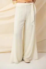 Pantalón palazzo de gasa color marrón con lazo en la cintura.