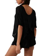 Conjunto negro de short y remera de tejido traslúcido. El short tiene botones decorativos.