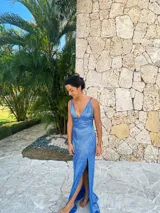Vestido largo metalizado con escote en V, breteles finos y tajo profundo.