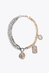 Collar de eslabones metálicos combinados en plateado y dorado. Presenta colgantes de diferentes monedas con aplicación de malla incrustada y cierre con mosquetón.