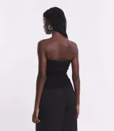 Blusa sin breteles negra de rib con textura ligera y fruncido lateral.