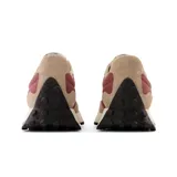 Championes New Balance modelo 327, color beige con detalles en bordó y logo "N" blanco.