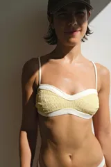 Top de bikini negro con breteles regulables y forro.