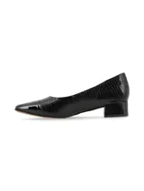 Zapato de cuero croco charolado negro con puntera de charol liso, taco bajo cuadrado y plantilla de cuero.