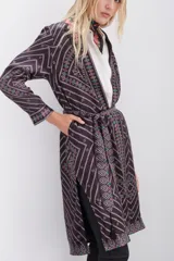 Kimono midi estampado con mangas largas y lazo en la cintura.