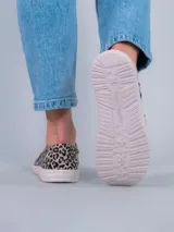 Zapatillas slip on con estampado animal print, capellada de textil y suela de goma.