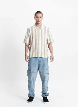 Camisa de manga corta con corte amplio, color blanco con rayas verticales finas color azul.