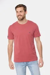 Remera celeste de manga corta con cuello redondo y bordado pequeño en el pecho. Corte clásico.