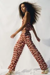 Pantalón recto de viscosa con estampado abstracto en tonos marrones, rosas y beige. Tiene tiro bajo, cintura elástica con cordón ajustable, bolsillos al bies y corte holgado.