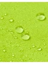 Campera deportiva Under Armour Outrun The Storm color lila, con capucha, cierre frontal completo, mangas largas con puños elásticos y logo en el pecho.