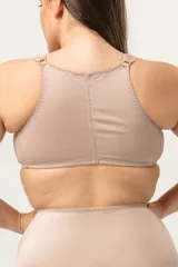 Soutien reductor sin aro confeccionado con fibra LYCRA® XTRA LIFE™, con breteles anchos acolchados y ajuste frontal.