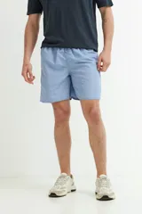 Short de baño de secado rápido color verde grisáceo, con cintura elástica y cordón ajustable.