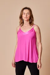 Top fucsia de bretel fino ajustable, con detalles en satén y diseño fluido.