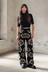 Pantalón de jacquard con estampado floral en tonos negro y multicolor, de corte recto.
