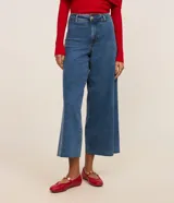 Pantalón de jean de corte wide leg cropped, tiro alto y trabillas para cinturón.