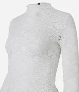 Blusa de manga larga, cuello alto y corte ajustado, confeccionada en encaje blanco con textura floral.