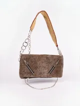 Cartera marrón con motivo de piel de iguana, con asa corta de cuero y cadena metálica plateada.