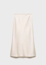 Falda midi de satén color crema, de corte recto y diseño evasé.