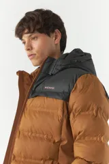 Campera puffer marrón con capucha y detalles en negro. Cierre frontal con cremallera, bolsillos laterales con cierre y puños elásticos.