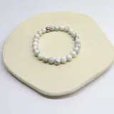 Pulsera elástica de cuentas redondas de howlita blanca con vetas grises.