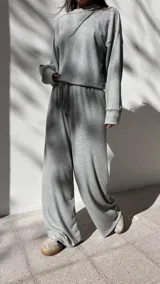 Conjunto deportivo gris de algodón waffle, compuesto por un buzo de corte cropped y un pantalón de corte ancho con cintura elastizada.