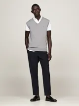 Chaleco gris de punto de algodón con cuello en V, logo de Tommy Hilfiger bordado en el pecho y ribetes en punto canalé. Corte regular.
