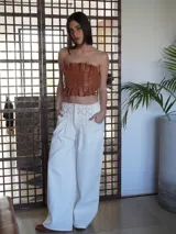 Pantalón vaquero de tiro alto, corte amplio y color blanco.