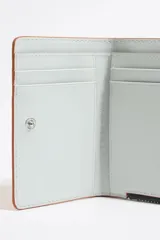 Cartera de piel naranja con cierre de cremallera y tarjetero interior, exterior con logo estampado.